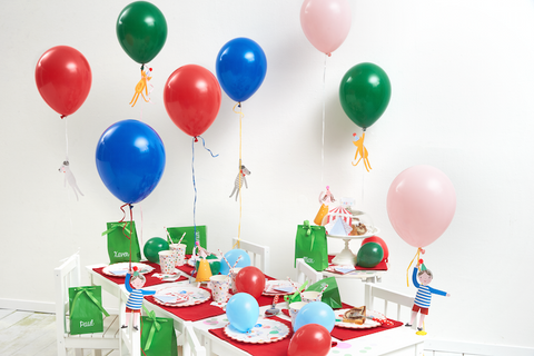 Party Set für deine Kinderparty, mit bunten Latexballons. die Ballons können nicht wegfliegen da kleine Püppchen als Gewicht das verhindern!