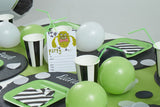 Fussball Party Pack mit Folienballons, Teller, Bescher, Servietten und Einladungen im Fussball Design. Tüten sind im Pack auch enthalten. Optimal für 6 Kinder.