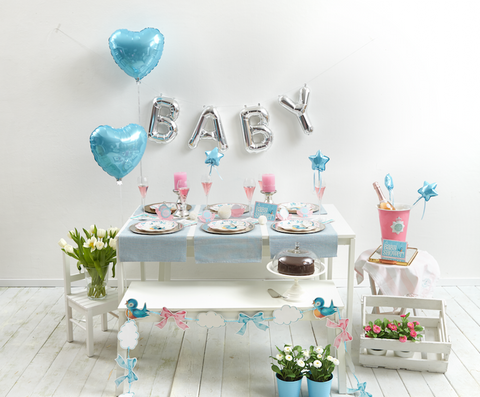 Ballone und Dekoration für deine Babyshower, beinhaltet Teller, Girlande, Servietten, Sticker und Einladung. Hier der Papierteller zu sehen. Dieses Pack ist für einen Jungen in Hellblau gehalten- 