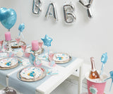 Ballone und Dekoration für deine Babyshower, beinhaltet Teller, Girlande, Servietten, Sticker und Einladung. Hier die Baby Ballon Girlande zu sehen.